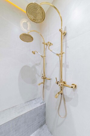 Dusche, Haartrockner, Handtücher, Shampoo