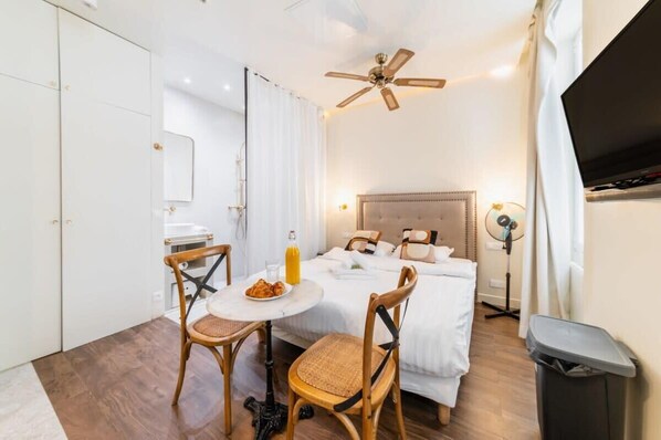 Iron/ironing board, WiFi, bed sheets