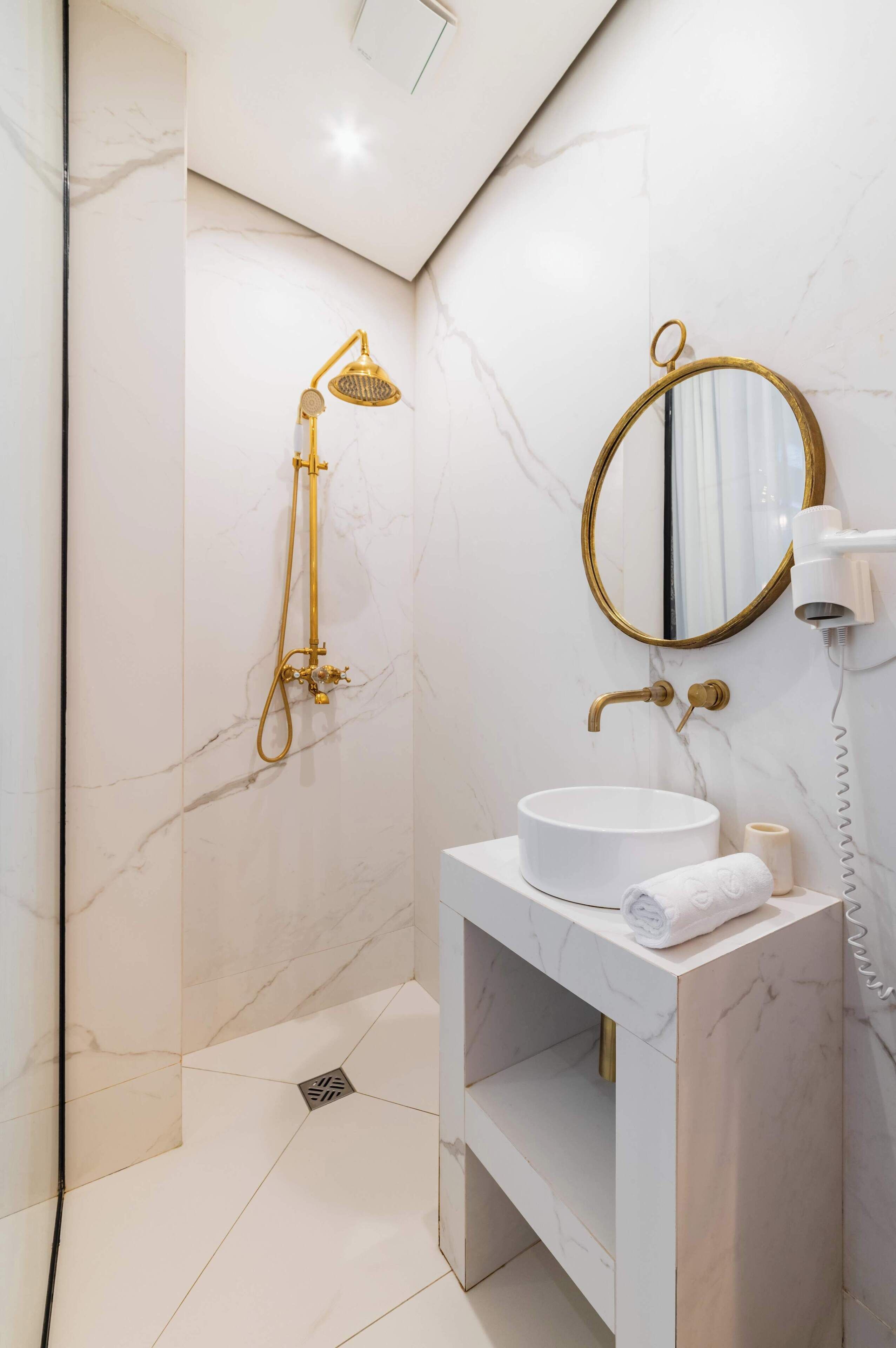 Douche, sèche-cheveux, serviettes fournies