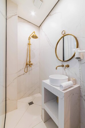 Shower, hair dryer, towels