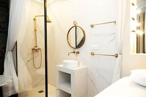 Douche, sèche-cheveux, serviettes fournies, shampoing