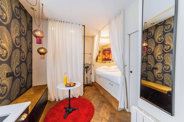 Iron/ironing board, WiFi, bed sheets