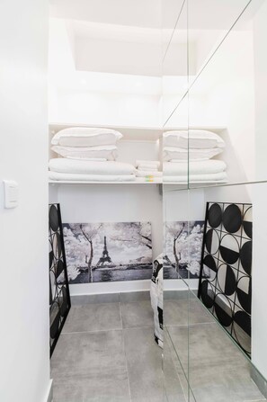 1 habitación, tabla de planchar con plancha, wifi y ropa de cama 