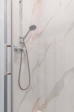 Regadera, secadora de cabello, toallas 