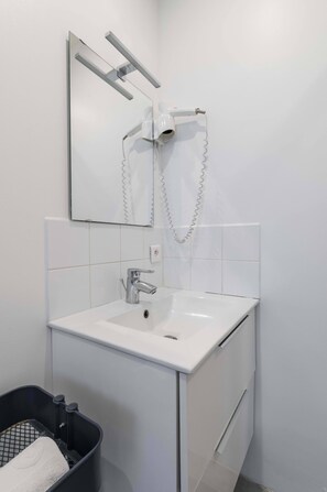 Shower, hair dryer, towels, shampoo