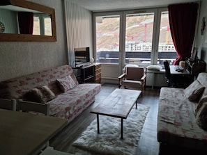 Fernseher, DVD-Player, Bücher, Computerbildschirme