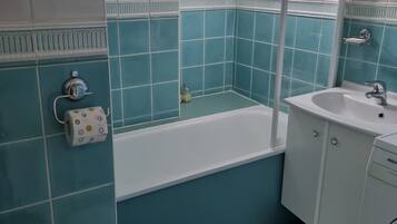 Duschwanne, Haartrockner, Handtücher, Toilettenpapier