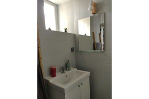 Shower, hair dryer, towels, soap - Studio near station & center, parking, ground floor (Saint-Brieuc)