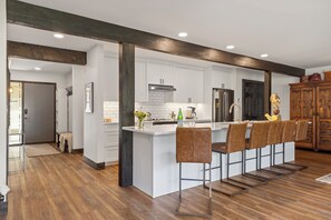 Kjøleskap, mikrobølgeovn, ovn og kokeplater