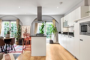 Fridge, microwave, oven, stovetop - Gorgeous 2 Bedroom Debeauvoir home. (London)