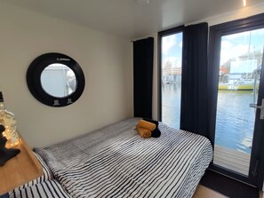 1 bedroom, free WiFi, bed sheets - Relaxing vacation on houseboat Hilja with a great view of the Schlei (dog-friendly) (Schleswig)