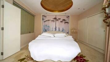 Un dormitorio con cama, armario, espejo y techo con diseño circular.