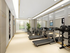 Un gimnasio moderno con cintas de correr, un banco de pesas y un espejo grande.