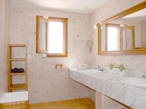 Badewanne, Haartrockner, Handtücher, Seife