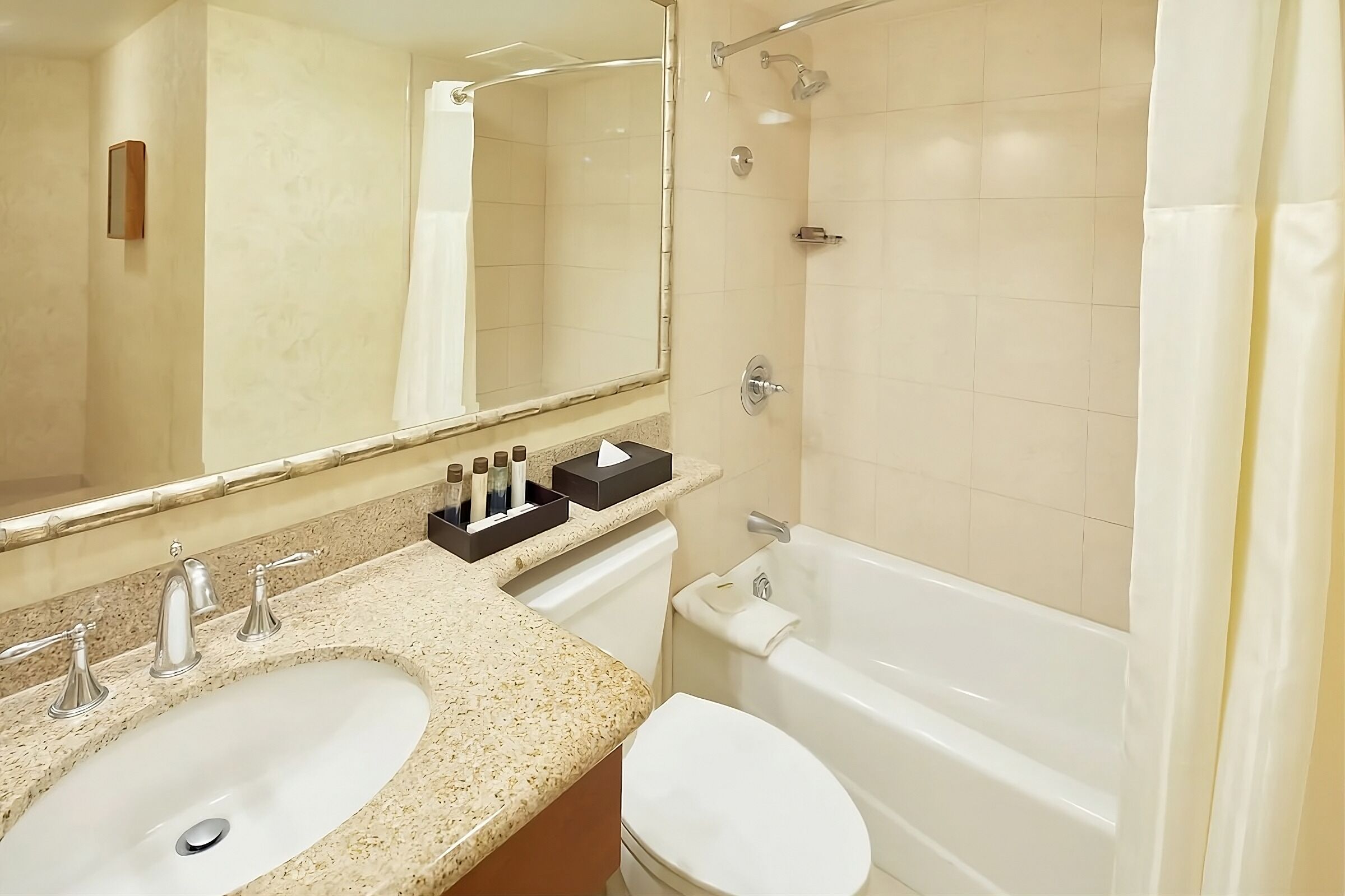 On Beautiful Waikiki Beach! Pool, Spa, 3 On-site Restaurants, Water Activities - Honolulu, HI