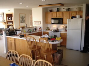 Fridge, microwave, oven, stovetop - 2 bedroom Deluxe Unit in Smugglers’ Notch Resort.   (Cambridge)