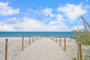 Beach nearby - Heated Pool, Tiki Lounge, Steps to Beach, Games (St. Augustine)