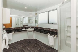 Baignoire, sĂšche-cheveux, serviettes fournies, savon