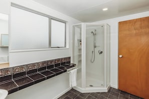 Bathtub, towels - Blue Haven on New Plymouth Waterfront (New Plymouth)