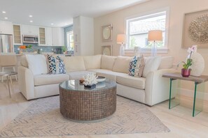 TV, books, offices - 637 Palms Oasis | Heated Private Pool | Walk2Beach (Naples)