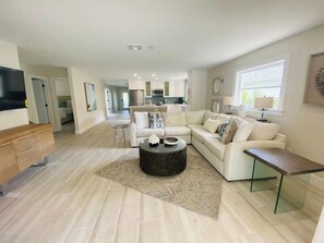 TV, stereo, offices - 637 Palms Oasis | Heated Private Pool | Walk2Beach (Naples)