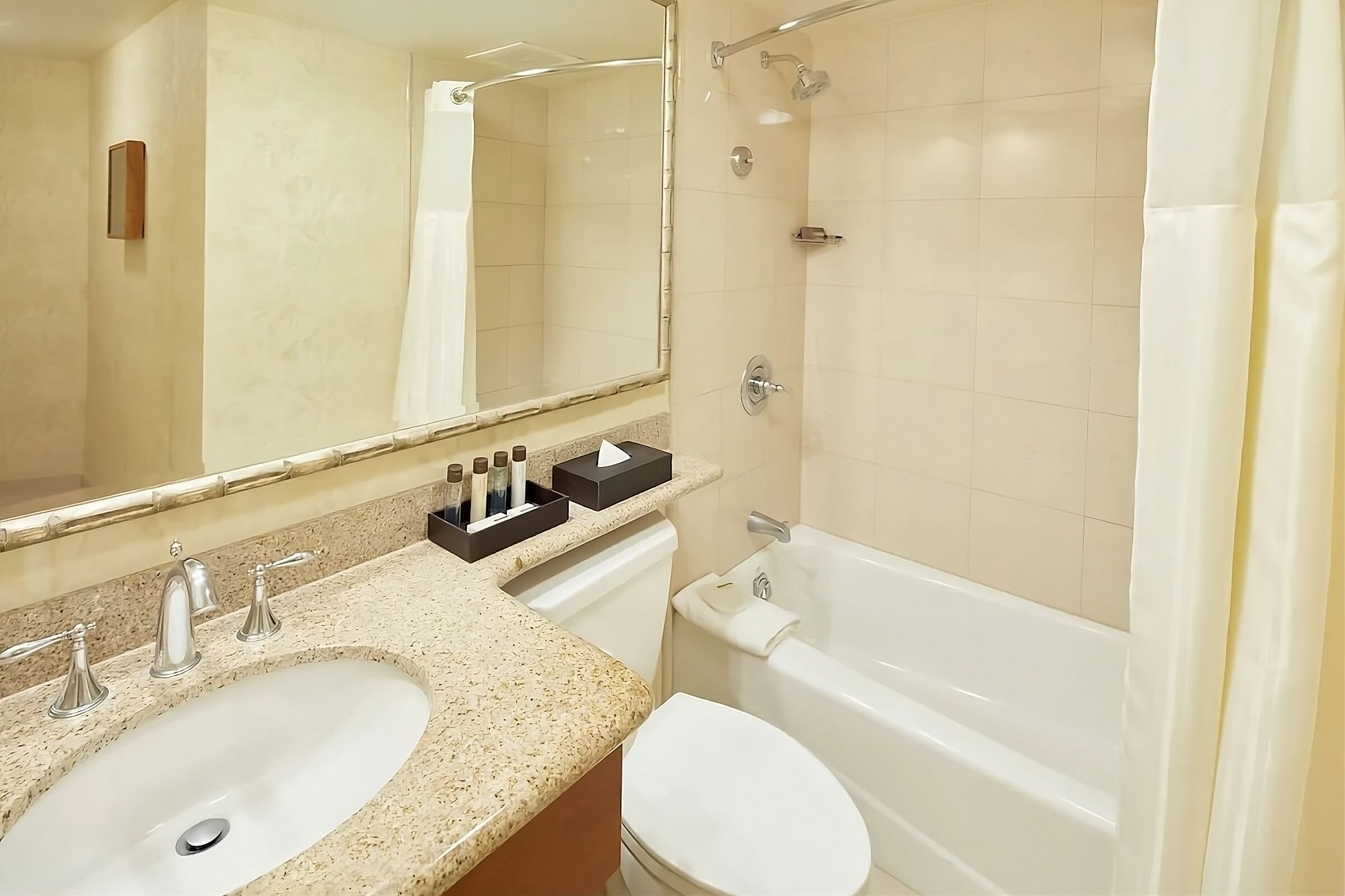 Great Escape! Beachfront Property, Spa, Pool, Near Kapiolani Park, Diamond Head - Honolulu, HI