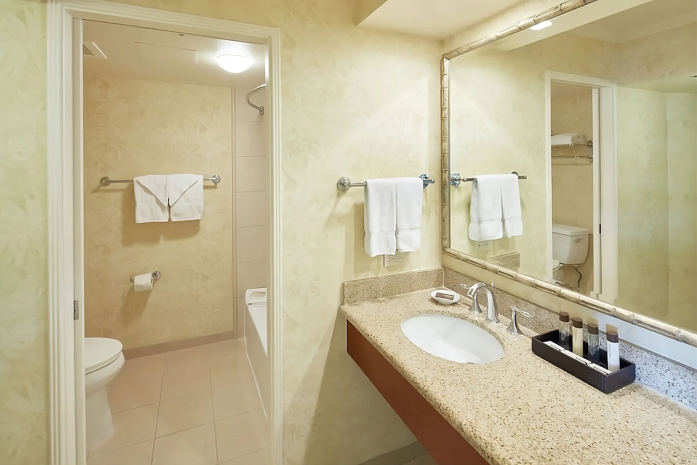 Escape To Paradise! 2 City View Units, Pool, 3 Restaurants, Right On Beach! - Honolulu