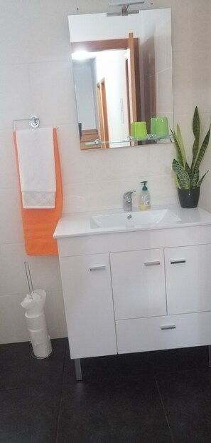 Douche, sèche-cheveux, bidet, serviettes fournies