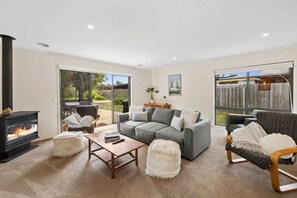 TV, fireplace, Netflix, streaming services - Seaside Holiday in Central Torquay, Pet Friendly (Torquay)