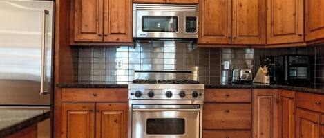 冷蔵庫、電子レンジ、オーブン、コンロ