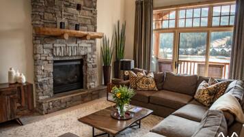 Smart TV, chimenea y futbolito