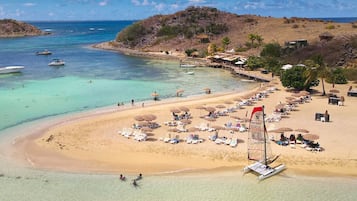 Camastros y toallas de playa