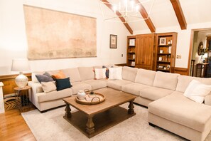 Smart TV, fireplace - A cozy getaway in the desirable, gated community of West Lake. (Augusta)