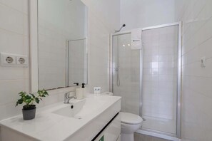 Dusche, Haartrockner, Handtücher, Shampoo