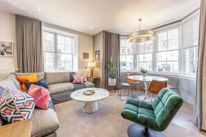 Apartamento superior | Zona de estar | Televisión LCD de 75 pulgadas con canales digitales, una televisión