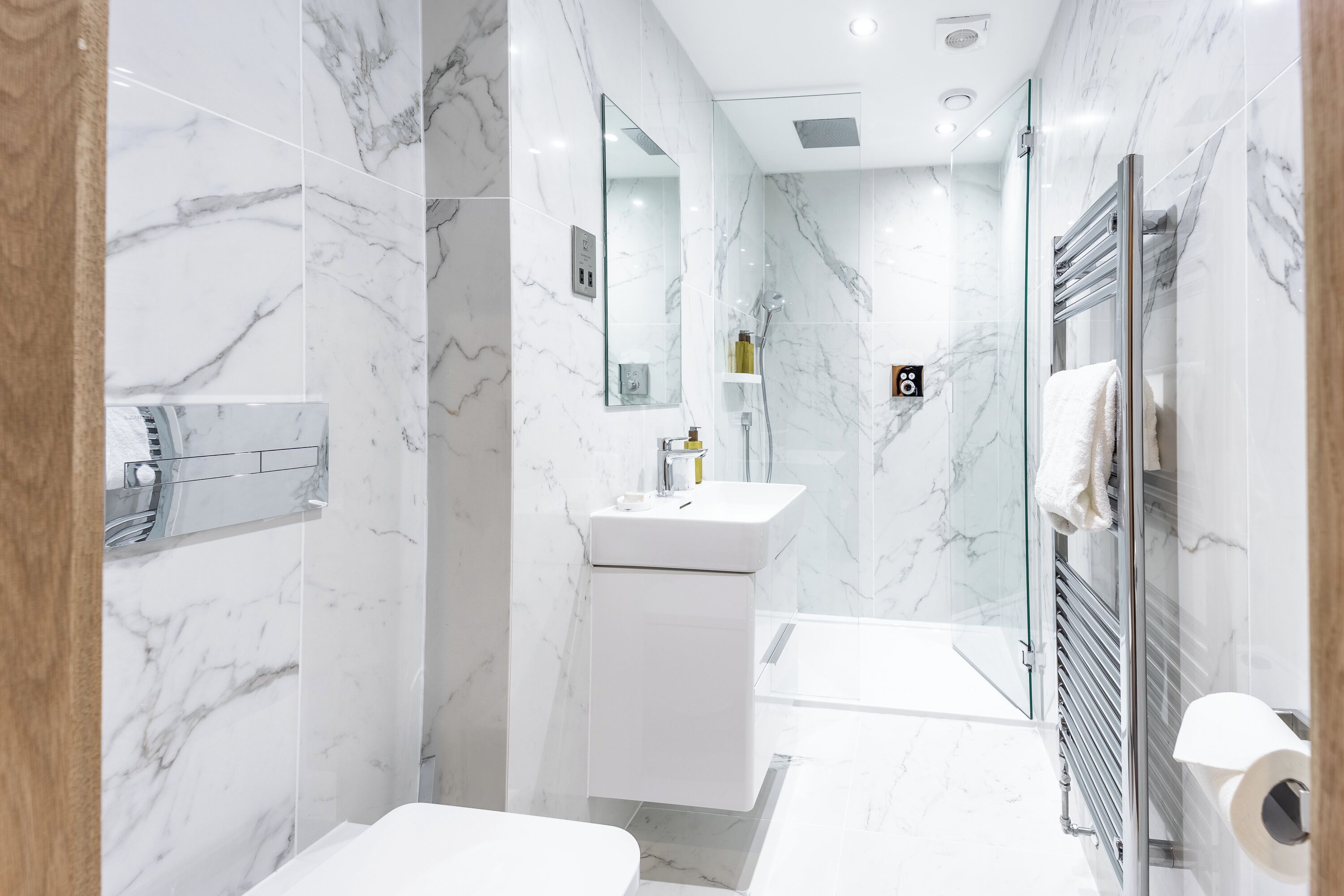 Superior-Apartment | Badezimmer | Dusche, Regendusche, kostenlose Toilettenartikel, Haartrockner