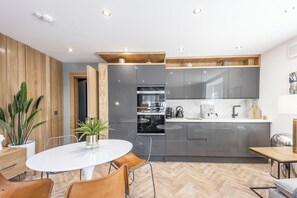 Apartamento superior | Cocina privada | Frigorífico grande, microondas, horno y placa de cocina