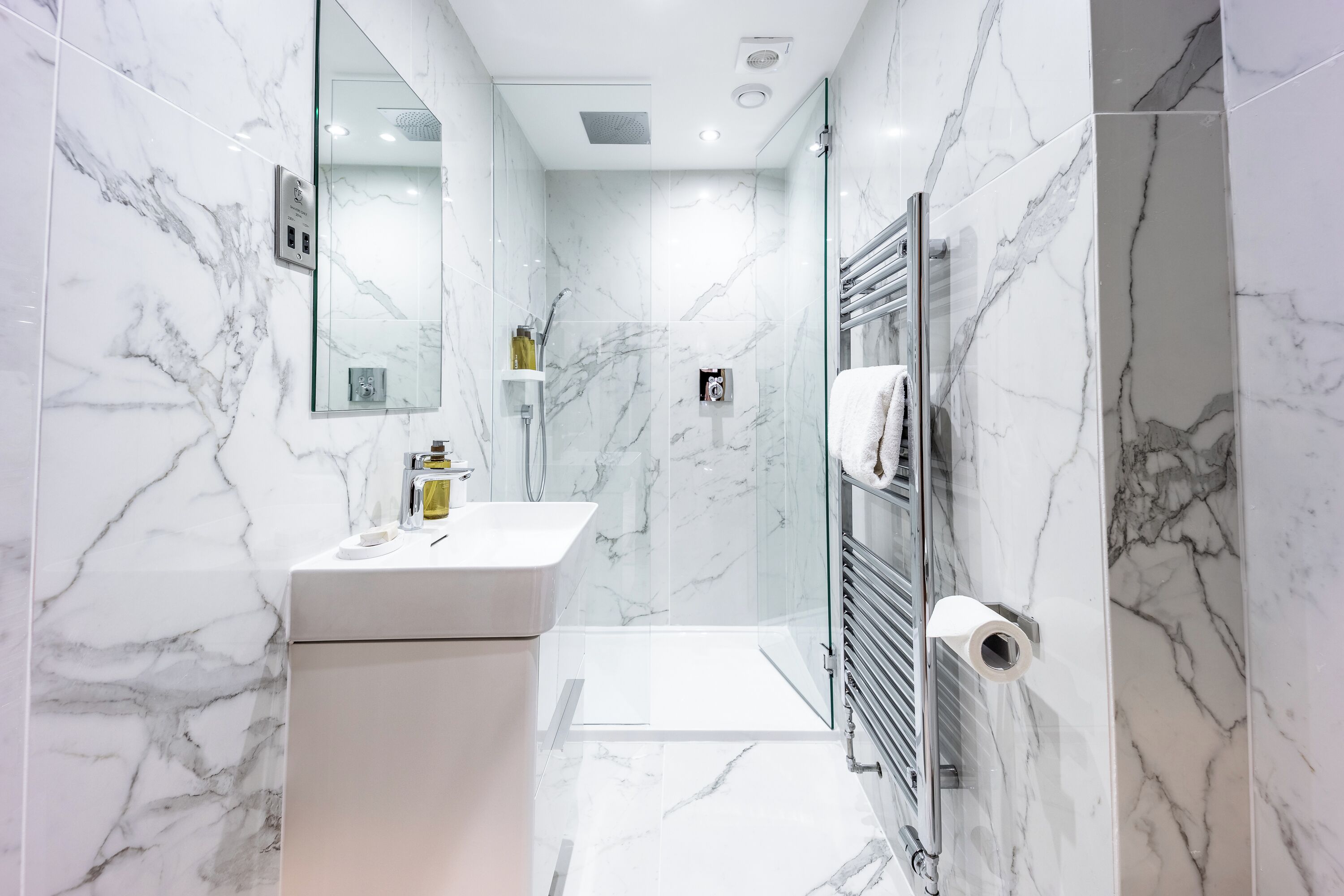 Superior 2-Bedroom Apartment (Bedroom 1: 1 King or 2 Single beds, Bedroom 2: 1 King or 2 Single bed) | Bathroom | Shower, rainfall showerhead, free toiletries, hair dryer
