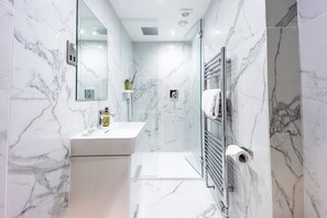 Departamento superior | Baño | Regadera, regadera tipo lluvia, amenidades de baño gratuitas