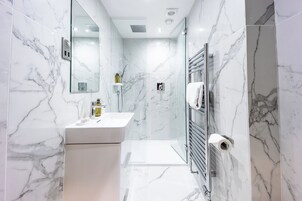 Apartamento superior | Banheiro | Chuveiro, chuveiro com efeito de chuva, produtos de toalete grátis 