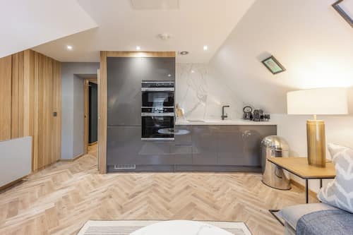 Departamento clásico | Cocina privada | Refrigerador con congelador, microondas, horno y parrilla de estufa