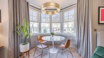 Superior Apartment | Ruang tamu | 75 inci televisyen LCD dengan digital, TV