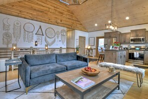 TV, fireplace - BUDDHA BLUE RIDGE DREAMCATCHER ~ 2Bd 2Bth Brand New Custom Cabin 2 miles to town (Blue Ridge)