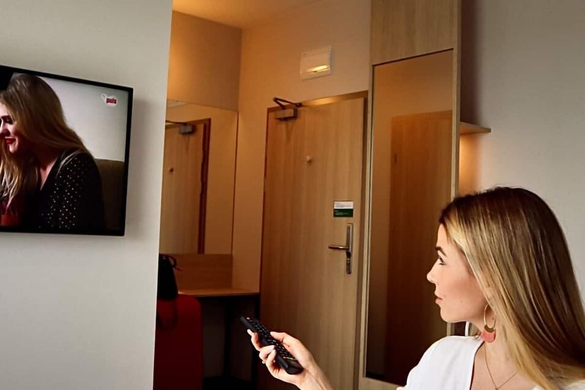 standard twin room | desk, soundproofing, free wifi, bed sheets