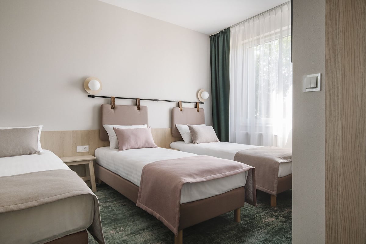 standard triple room | desk, soundproofing, free wifi, bed sheets