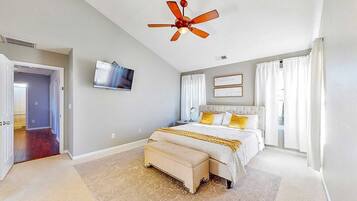 5 bedrooms, desk, iron/ironing board, travel crib