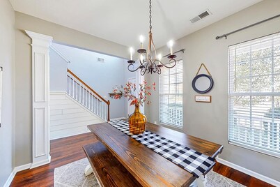 Large Beautifully decorated Cozy Family Home - Pet Friendly - Near Charlotte 