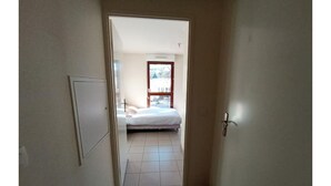 1 slaapkamer, een strijkplank/strijkijzer, gratis wifi, beddengoed