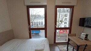 1 slaapkamer, een strijkplank/strijkijzer, gratis wifi, beddengoed