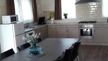Coffee/tea maker, fridge, microwave, oven